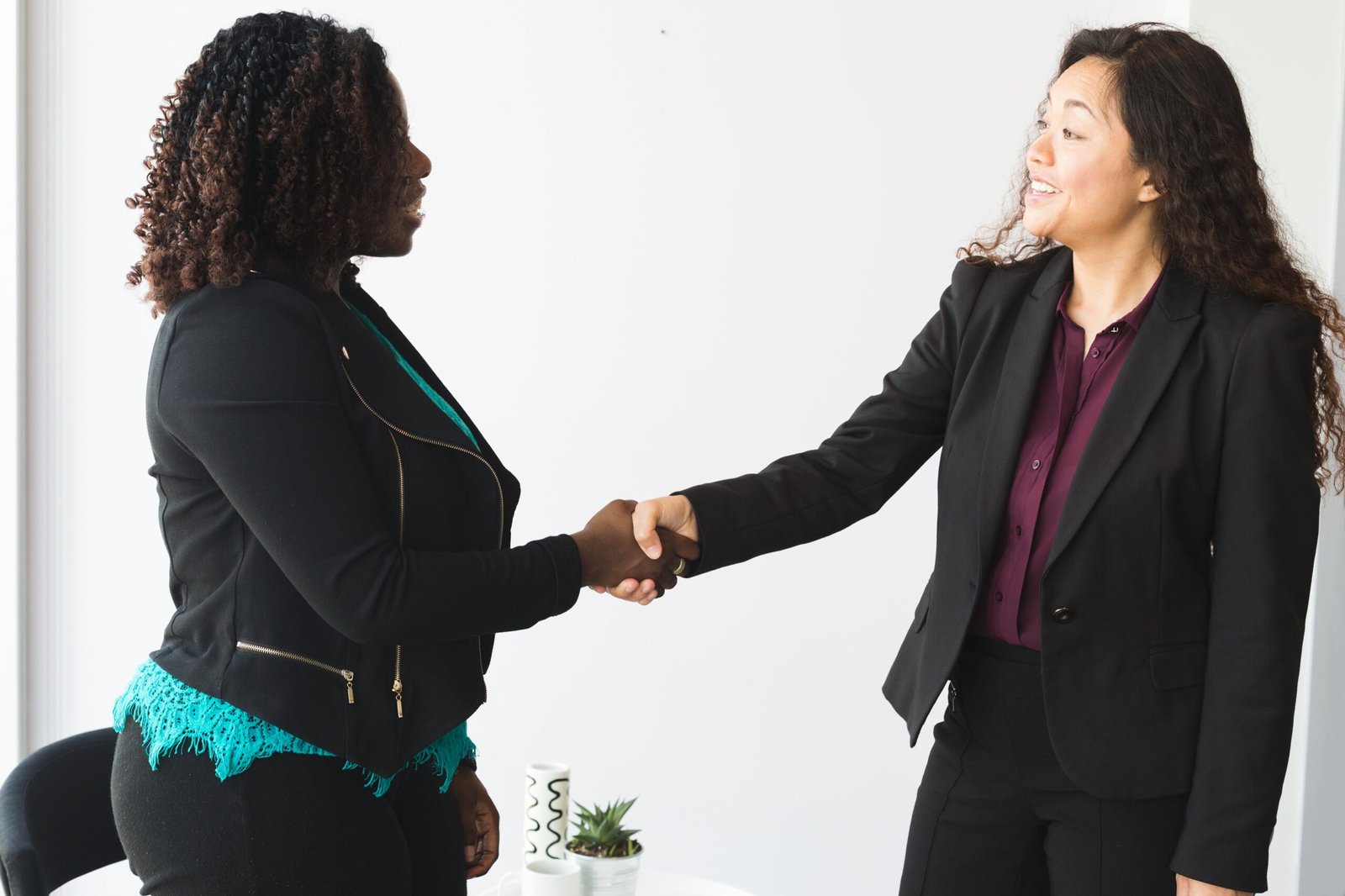 business-women-handshake